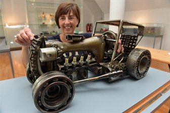 Neue Sonderausstellung in Oederan: Hobbybastler zeigen „Großes ganz klein“ - Die neue Sonderausstellung im Oederaner Museum Die Weberei gibt Einblicke in die Bastelleidenschaft von Einheimischen. Ramona Metzler zeigt ein Modelle von Mike Falke aus Breitenau.