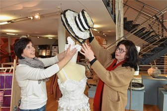 Neue Sonderausstellung in Oederan: Oberschule Olbernhau präsentiert Kleider aus Papier - Neue Sonderausstellung im Webmuseum: Designerin Christine Werzner (r.) und Museumsleiterin Ramona Metzler.