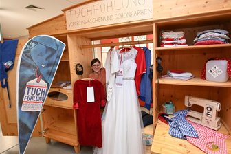 Neue Sonderausstellung: Webmuseum Oederan lässt Besucher im Wäscheschrank stöbern - Sonderausstellung im Webmuseum: Katja Ostmann bestückt den großen Wäscheschrank.