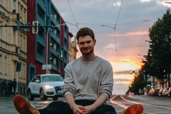 Neue Songs trotz Prüfungsstress: Leander startet zur "Autofahrt" - Leander Gronem in seiner Wahlheimat Halle, wo er Deutsch und Englisch auf Lehramt studiert. 