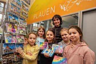 Neue Souvenirs zum Plauener Stadtjubiläum: Kinder bringen selbstgestaltete Postkarten in den Verkauf - Eva, Frieda, Lilly, Veronika und Pia (von links) brachten gemeinsam mit ihrer Erzieherin Mandy Ziegner ihre Postkarten ins Rathaus.