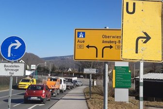 Neue Sperrung in Schwarzenberg: Kein Durchkommen mehr auf der B 101 - Wo in Neuwelt die Schneeberger Straße in die B 101 mündet, geht's seit Montag nur nach rechts - auch für die, die Richtung Aue wollen.