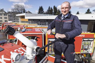 Neue Spezialtechnik für Waldbrandeinsatz im Erzgebirge - Norman Heidrich, Leiter der Freiwilligen Feuerwehr Geyer, steht auf dem Dach des neuen Großtanklöschfahrzeugs mit einem Löschwasservolumen von 11.000 Litern. Über den Dachwerfer können bis zu 2000 Liter Wasser pro Minute abgegeben werden.