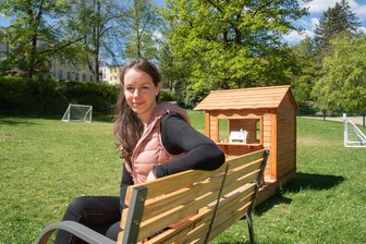 Neue Spielgeräte auf Spielplatz im Vogtland schon wieder beschädigt - Lisa Vollmer am neuen Spielhäuschen und den neuen Fußballtoren.