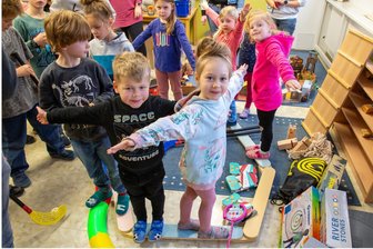 Neue Spielgeräte für die Kita „Pfiffikus“: In Niederwiesa war der Weihnachtsmann schon da - Eine Balancierstrecke und ein Hockey-Set gehörten zu den vorzeitigen Geschenken für die Kita „Pfiffikus“.