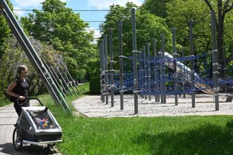 Neue Spielplätze in Chemnitz: Wo Kinder sich austoben können - Neue Welten entdecken und Grenzen verschieben - die sanierte Spiel- und Freizeitanlage Pylonenwald an der Theresenstraße macht Mädchen und Jungen zu Entdeckern. 100.000 Euro nahm die Stadt dafür in die Hand. 
