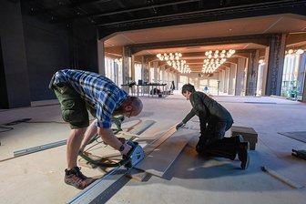 Neue Spielstätte des Chemnitzer Theaters: Umzug ins Ungewisse - Die Bühne im ehemaligen Speisesaal musste vergrößert werden. Sie ist nun 12 Meter breit, breiter als im Opernhaus. Mit dekorativen Elementen soll sie noch auf 8,20 Meter verkleinert werden, kann aber als Tanzbühne, für einen Chor oder für Kammermusikkonzerte wieder vergrößert werden.