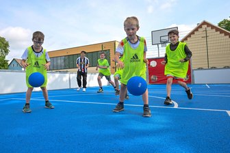 Neue Sportanlage eingeweiht: Welche Sportplätze in Limbach-Oberfrohna können öffentlich genutzt werden? - Grundschüler aus Pleißa haben den neue Bolz-und Basketballplatz bei ihrem Sportfest eingeweiht.