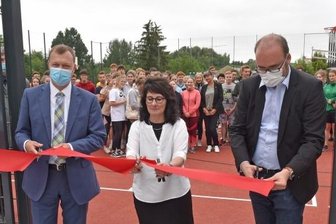 Neue Sportanlage im Freien - Der erste Ball landet im Korb - Der Lichtenauer Bürgermeister Andreas Graf, Schulleiterin Kerstin Wilde und Kultusminister Christian Piwarz (von links) vollzogen den symbolischen Schnitt zur Freigabe der Sportfläche.