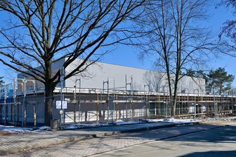 Neue Sporthalle, aber nach wie vor Unterricht im Erzgebirge in Containern - Die neue Sporthalle in Leukersdorf, das Foto stammt vom 19. Februar dieses Jahres, wird künftig auch vom Evangelischen Schulzentrum Leukersdorf genutzt. Sie soll bis zum Sommer fertig werden.