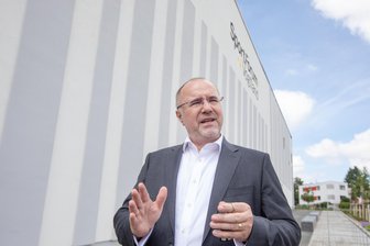 Neue Sporthalle am Lessing-Gymnasium in Plauen: Termin für Eröffnung steht jetzt fest - Oberbürgermeister Steffen Zenner vor dem Sportforum Vogtland: Mit dem neuen Schuljahr soll die Halle öffnen - zunächst aber nur für den Schulsport.