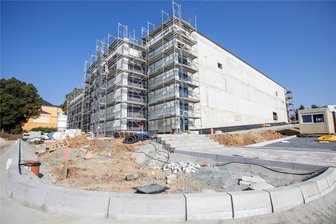 Neue Sporthalle am Plauener Lessing-Gymnasium wird fast eine Million Euro teurer: Wackelt jetzt der Stadtbad-Anbau? - Die Sporthallen-Baustelle am Lessing-Gymnasium. Nach den Winterferien soll die Halle für den Schulsport freigegeben werden.