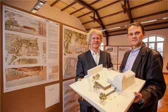 Neue Sporthalle an Plauener Schule: Sieger zeigen ihren Entwurf -  Architekt Hermann Thoma (links) und der Landschaftsarchitekt Christian Schmidt nutzten die Gelegenheit, um ihren Siegerentwurf der Öffentlichkeit vorzustellen.
