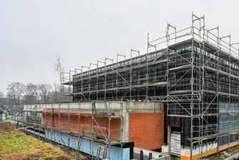 Neue Sporthalle in Hartmannsdorf geht in Betrieb - Bauarbeiten für die neue Sporthalle in Hartmannsdorf. Ein Tag der offenen Tür ist am Freitag. Foto: Andreas Seidel/Archiv