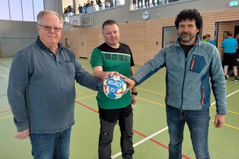 Neue Sporthalle von Niederwiesa: Vereine müssen mehr zahlen, erste Mitglieder kündigen - Freude zur Eröffnung: Dieter Kahle, Frank Heinitz (beide vom SV Niederweisa) sowie der Niederwiesaer Bürgermeister Raik Schubert (v.l.) .
