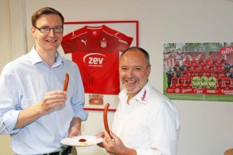 Neue Stadion-Wurst kreiert - Lars Schauer und Wolfgang Girrbach probieren die neue Wurst.