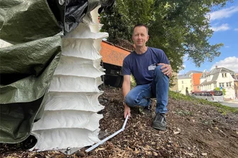 Neue Station am Purple Path ist Hainichen: Für dieses Kunstwerk musste nachgebessert werden - Der Purple Path kommt nach Hainichen. Vorher musste aber Kay Feldmann von der Firma Sonnenberg mit einen Metallrahmen die Skulptur „Endless Column“ von Stijn Ank mit dem Fundament verbinden.
