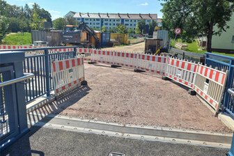 Neue Stegbrücke in Flöha steht - wann wird sie geöffnet? - Die neue Stegbrücke in Flöha ist derzeit an der Lessingstraße nur von einer Seiten erreichbar.