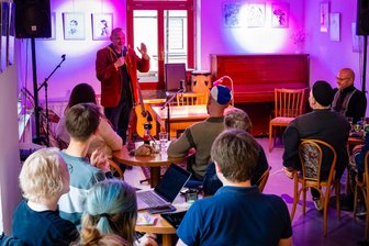 Neue Stimmen, frische Ideen: Lesebühne feiert in Mittweida Premiere unter freiem Himmel - Ronny Ritze (v.) ist Moderator der Lesebühne Lisa, hier zu Gast beim Verein Deckerberg.
