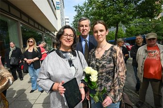 Neue Stolpersteine in Chemnitz verlegt: Nachfahren von einstigem Schocken-Chef reisen aus Neuseeland an - Helen Strauss (links), ihre Tochter Claudia Strauss-Forster und John Forster sind aus Neuseeland nach Chemnitz gekommen. Für ihre Vorfahren wurden Stolpersteine vor dem ehemaligen Kaufhaus Schocken verlegt.
