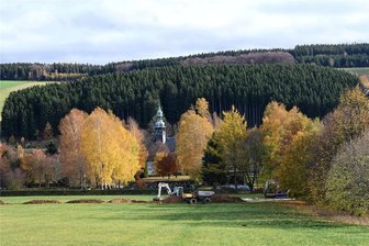 Neue Straße in Neudorf soll Zufahrt zum Gewerbegebiet erleichtern - Vergangenen Woche war das Erzgebirge noch nicht in weiß gehüllt. Mit Blick Richtung Friedhof Neudorf sind gut die Vorarbeiten für eine neue Straße in das Gewerbegebiet zu erkennen.