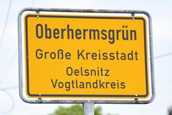 Neue Straße in Oberhermsgrün geflutet, Wasser in Garage: Taugt der Neubau nichts? - Am 15. August hat Starkregen die Dorfstraße in Oberhermsgrün unter Wasser gesetzt.