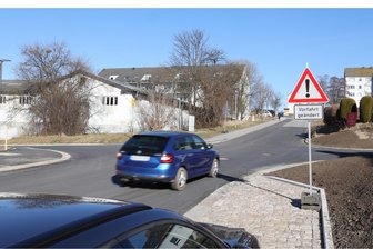 Neue Straße, neue Vorfahrtsregelung und weitere neue Vorhaben in Ort im Erzgebirge - An der Kreuzung Beethovenstraße und Rudolf-Harbig-Straße in Raschau gilt ab sofort die Vorfahrtsregel rechts vor links.