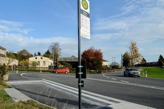 Neue Straße und Bushaltestelle - 