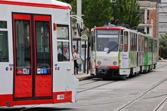 Neue Straßenbahnen in Zwickau: Stadtrat setzt 7 Millionen Euro aufs Spiel - Die 35 Jahre alten Tatrabahnen (im Bild hinten) sollen durch moderne Wagen ersetzt werden.