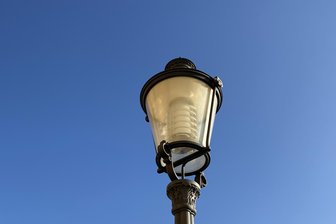 Neue Straßenlaternen in Reichenbach – Wie schauen Stadträte auf „Eva“ und „Alfons“? - Das Lampenmodell „Eva“ ähnelt klassischen Leuchten, wie dieser am Reichenbacher Marktplatz.