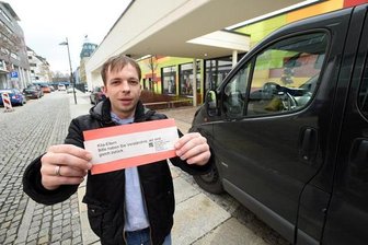 Neue Strategie gegen Strafzettel - David Braun vor der Kita "An der Sparkasse" im Reitbahnviertel, die zwei seiner Kinder besuchen. Kürzlich wurde er innerhalb eines Tages gleich zweimal wegen Falschparkens abgestraft - beim Bringen und Abholen. Ein Elternausweis fürs Armaturenbrett soll Knöllchen vermeiden helfen.