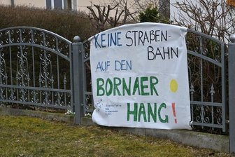 Neue Strecke des Chemnitzer Modells: Pläne für Straßenbahntrasse Zentrum-Röhrsdorf lösen Proteste aus - Eines der Protestbanner in der Wüstenrotsiedlung nahe der Leipziger Straße.