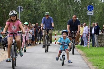Neue Strecke lädt zum Radeln ein - Radweg-Übergabe in Callenberg am Montagnachmittag: Die ersten Radfahrer sind in Richtung Reichenbach unterwegs.
