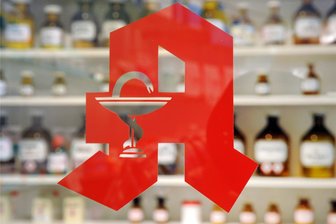 Neue Streiks: Apotheken in Mittweida, Frankenberg und Hainichen wieder dicht - Das bekannte Logo am Fenster einer Apotheke