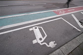 Neue Studie: Viele E-Auto-Besitzer wechseln zurück zum Verbrenner - Einal E-Auto, immer E-Auto? Viele Privatbesitzer haben sich seit Jahresbeginn auf ein Auto mit Verbrennungsmotor zurückbesonnen.