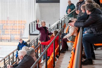 Neue Super-Sporthalle im Vogtland: Freude und Ärger - Am Samstag gab es im Sportforum Vogtland in Plauen sechs ausgebuchte Führungen. Im Foto erläutert Projektverantwortliche Birgit Winkler die filigrane Dachbinder-Konstruktion.