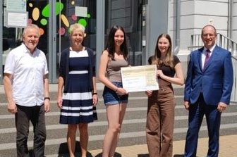 Neue Tablets für Oberschüler - Matthias Lehmann (r.) von der Norma-Niederlassung Rossau überbrachte den Scheck.