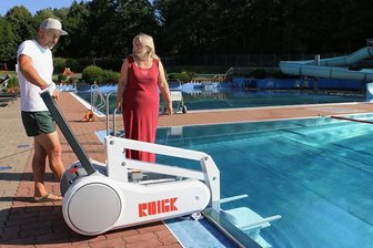 Neue Technik für mehr Badespaß im Waldbad Rodau - André Schatz, der Pächter der beliebten Freizeitanlage, und Tourismus-Fachfrau Heike Löffler stellten am Dienstagmorgen den neuen Lifter im Waldbad Rodau vor. 