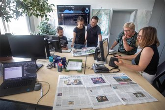 Neue Termine für Redaktionsführungen bei der „Freien Presse“ in Plauen - Reporter bei der Arbeit in der Plauener Redaktion - davon können sich Leserinnen und Leser ein Bild machen.