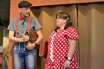 Neue Theatergruppe in Schöneck gegründet: „Jeder kann Ideen einbringen“ - Szene aus „Schulanfang: Der Ernst des Lebens beginnt“ mit Manuela Petermann und Ronny Hochmuth.