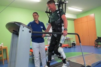 Neue Therapie für querschnittsgelähmte Patienten: Adorfer Klinik setzt "Roboteranzug" ein -