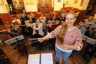 Neue Töne in Freiberg: Bergmusikkorps Saxonia hat erstmals eine Dirigentin am Pult - Mit Annika Matthes hat das Nachwuchsorchester des Bergmusikkorps Saxonia Freiberg eine neue Leiterin gefunden.