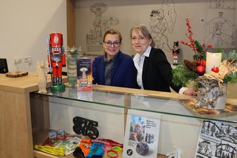 Neue Tourist-Information in Schwarzenberg eröffnet - Kathrin Metzner-Kloß und Nicole Ullmann (r.) an ihrem neuen Arbeitsplatz in der Tourist-Info.