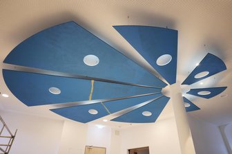 Neue Tourist-Information Schwarzenberg bleibt im Zentrum und zieht in Räume der Sparkasse - Dieses stilisierte Flügelrad einer Pyramide ziert die Decke der neuen Tourist-Information in Schwarzenberg, die im Frühjahr 2025 in die Räume der ehemaligen Sparkassenfiliale am Markt zieht.