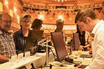 Neue Touristinfo Bad Elster: Modern, edel, barrierefrei - Edles Ambiente mit Theateraussicht: Mitarbeiter Radek Veselý (rechts) berät erste Besucher der neuen Touristinformation Bad Elster.