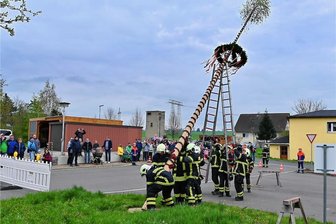 Neue Tradition nach Corona: Pappendorf stellt den Maibaum auf - Die Feuerwehr stellte am Samstagabend in Pappendorf den Maibaum auf. 