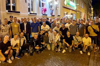 Neue Traditionsmannschaft des FSV Zwickau läuft am Dienstag gegen Ehemalige von Plauen auf - Beim „Klassentreffen“ im Fantreff „Alois“ am Zwickauer Neumarkt Ende September wurde die Idee einer neuen FSV-Traditionsmannschaft diskutiert und für super befunden.