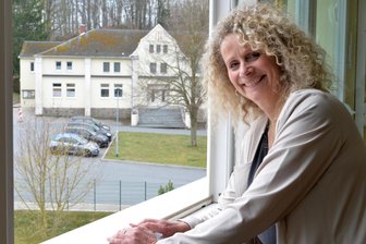 Neue Turnhalle für Lichtenberg: Hoffnung auf Geld aus der Sportmilliarde - An der Gimmlitztal-Grundschule in Lichtenberg/Erzgebirge soll eine neue Turnhalle entstehen. Hier Ina Lorenz, Schulleiterin und Gemeinderätin, vor der 100 Jahre alten Turnhalle.