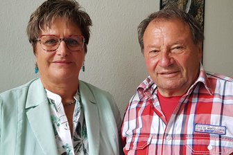 Neue Turnhalle in Bad Elster: Sportverein ärgert sich über Stimmen, die den Bau infrage stellen - Freuen sich über den anstehenden Bau der neuen Halle: Gabriela Haas-Zens und Peter Nicolaus als Verantwortliche der SG Medizin Bad Elster.
