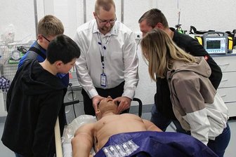 Neue Übungsfirma für Notfallmedizin im Vogtland macht Retter fit für ihre Einsätze - Dozent Sebastian Klöden zeigte beim Tag der offenen Tür die Untersuchungen an der Puppe Adam. Nur zwei derartige in den Niederlanden hergestellte Puppen soll es in Deutschland geben. Sie gelten als Wunderwerk der Technik.